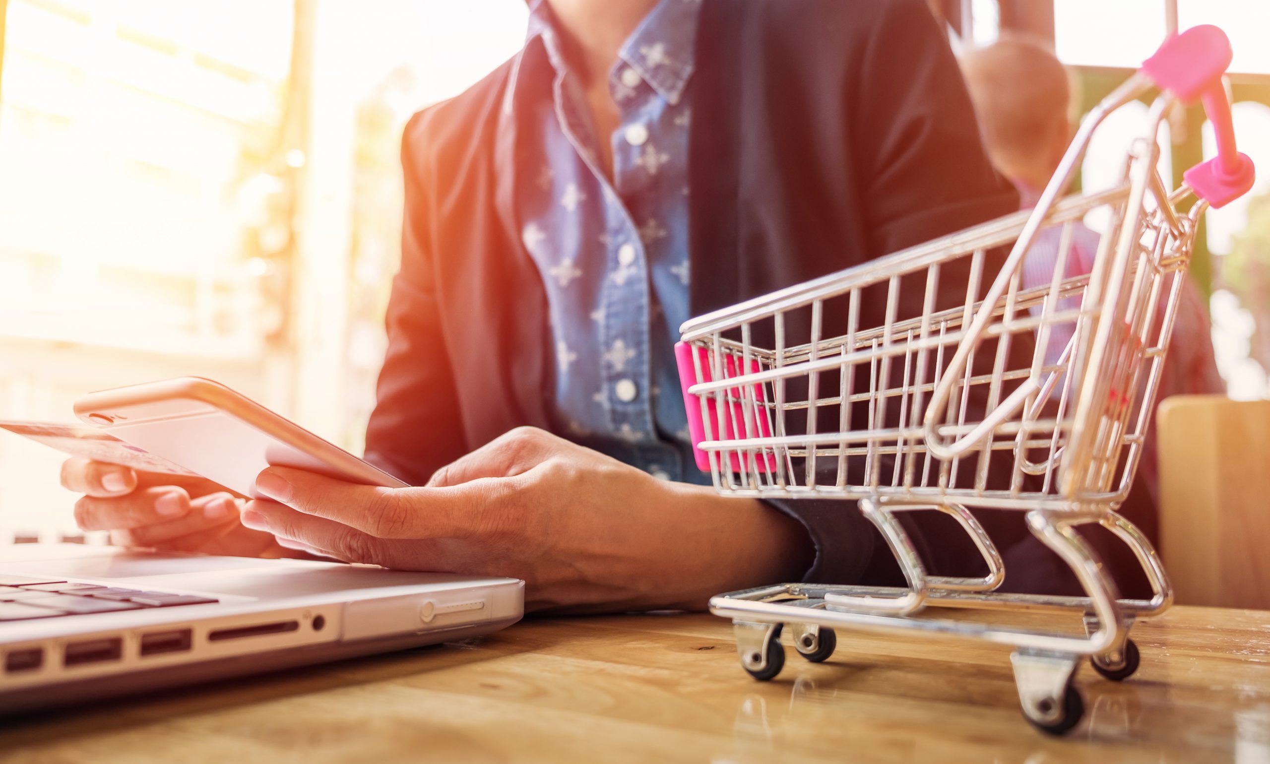 E-commerce en RetailMax y la importancia de satisfacer al consumidor digital.